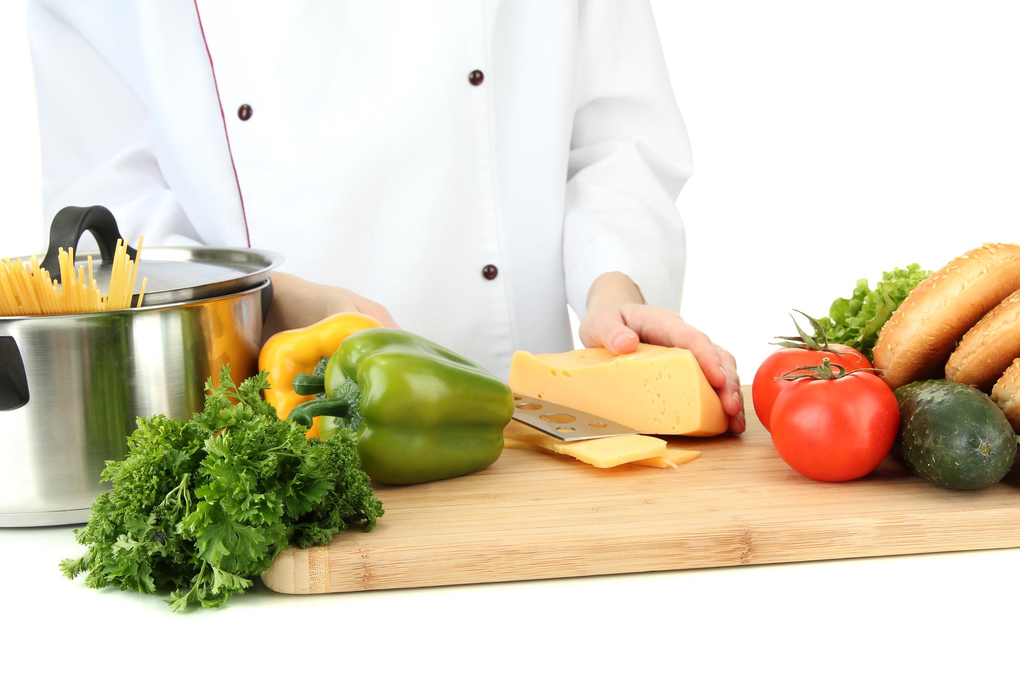 Chef al lavoro con ingredienti freschi sulla tavola